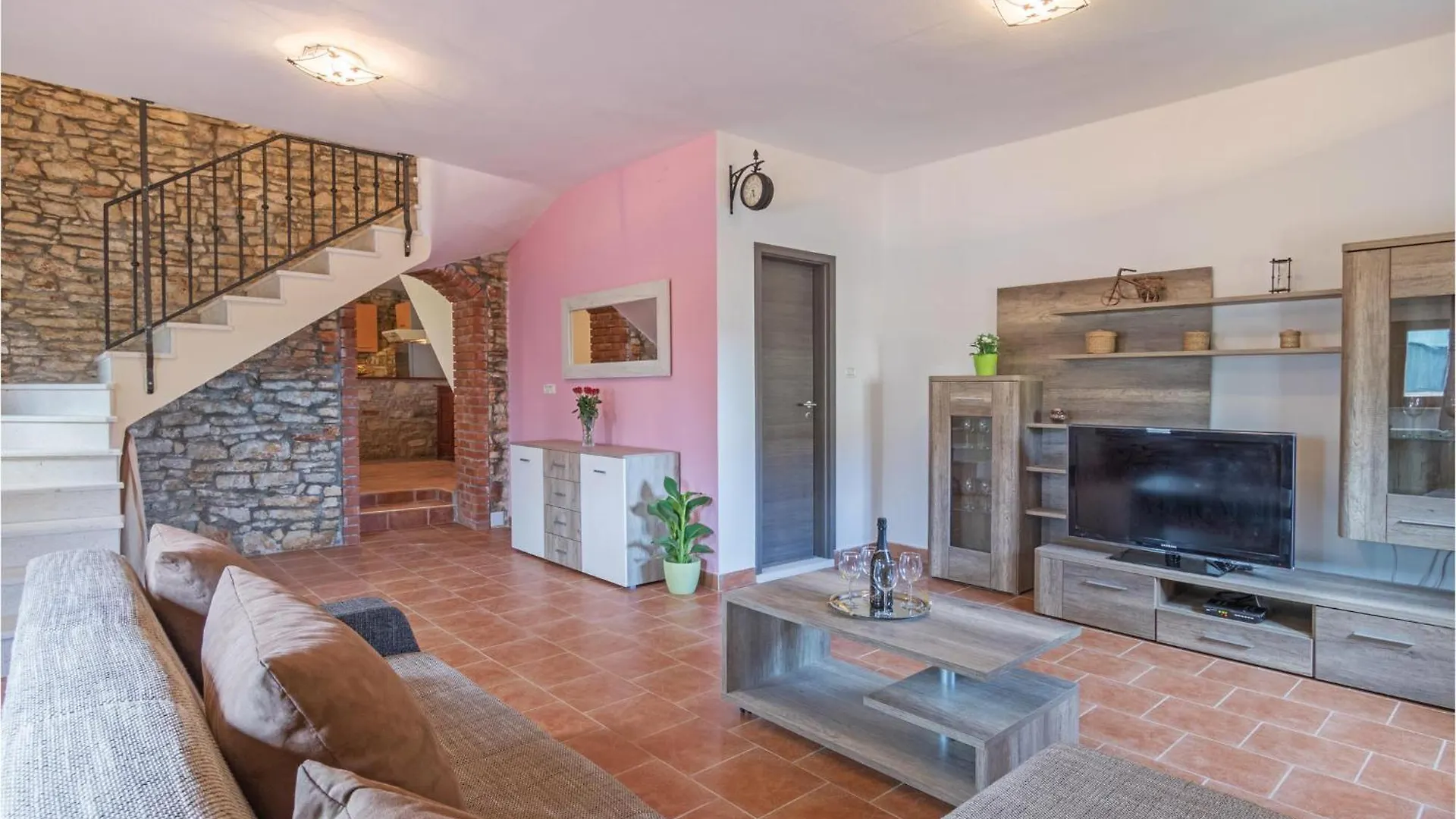 Beautiful Home In Liznjan With Ethernet Internet 0*,