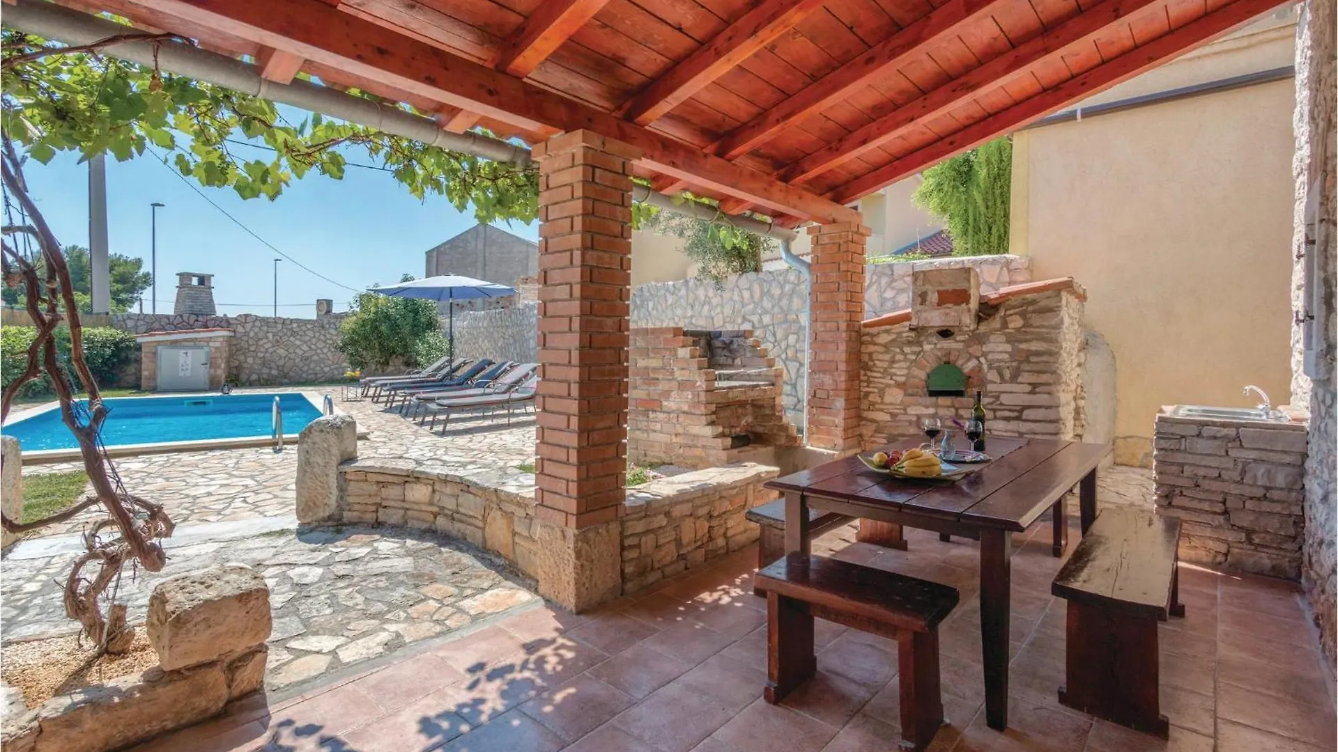 Beautiful Home In Liznjan With Ethernet Internet